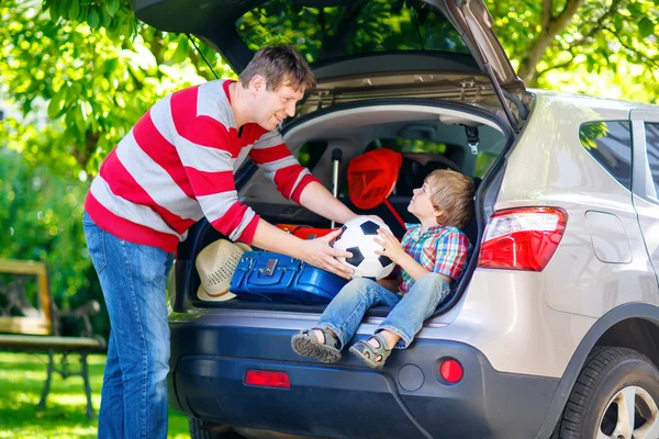 Petit garçon et père avant de partir en vacances en voiture — Photo