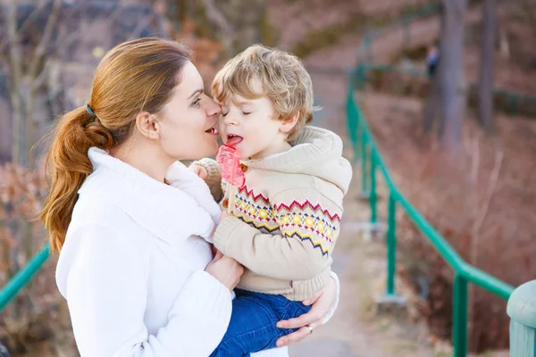 Mãe e filho pequeno no parque ou na floresta, ao ar livre. — Fotografia de Stock