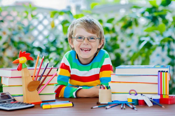 Felice scuola ragazzo con gli occhiali e roba studente — Foto Stock