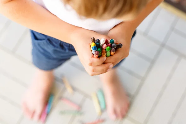 Childs händer med massor av färgglada vax kritor — Stockfoto