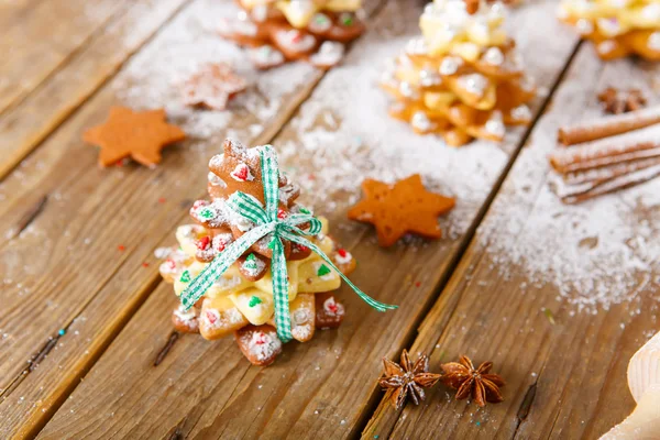 Zelfgemaakte gebakken peperkoek kerstboom op vintage houten rug — Stockfoto