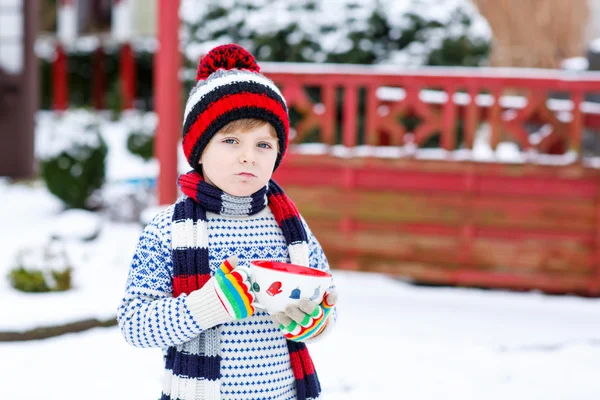 Schattige jongen houden grote cup en warme chocolade drinken en marshmallo — Stockfoto