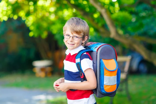 Garotinho com mochila escolar no primeiro dia de escola — Fotografia de Stock