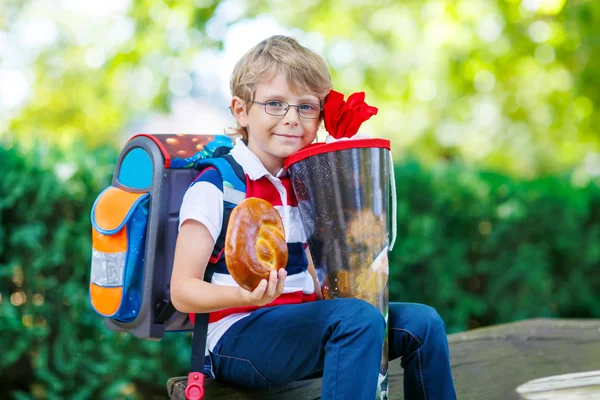 Niño pequeño con mochila escolar en el primer día a la escuela — Foto de Stock