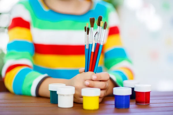 브러쉬 및 다채로운 수채화의 제비를 가진 자녀의 손 — 스톡 사진