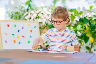 mum boya kalemi tutan gözlüklü küçük okullu çocuk çocuk