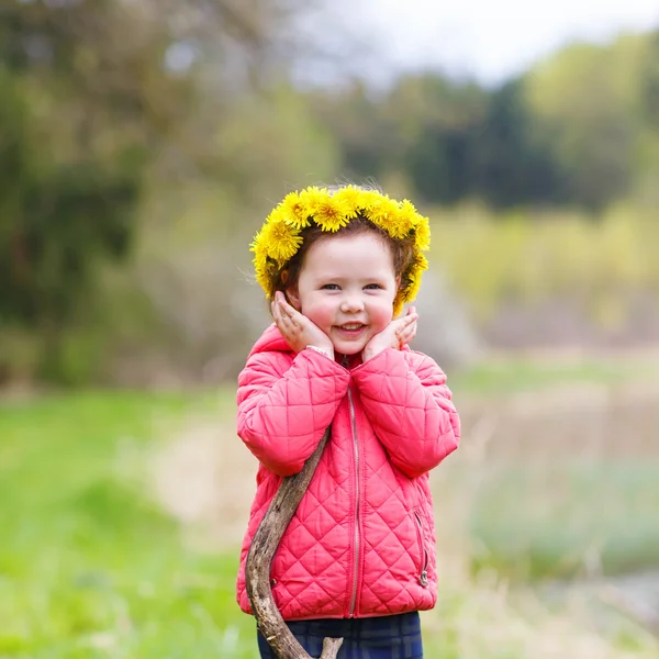 Hübsches kleines Mädchen entspannen bei Schönheit Sommer Landschaft Hintergrund — Stockfoto