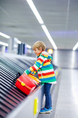 seyahat çocuk çocuk havaalanında, yorgun