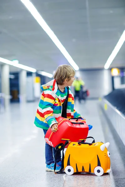 Niño cansado en el aeropuerto, viajando — Foto de Stock