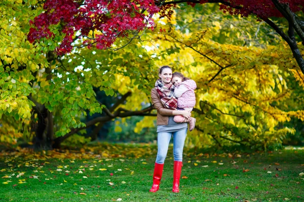 Мать и ее маленькая дочь в красивом осеннем парке — стоковое фото