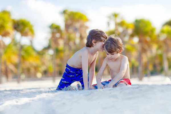 Deux petits garçons s'amusent sur la plage tropicale — Photo