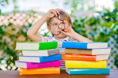 Küçük çocuk çocuk okuma kitabı okulda