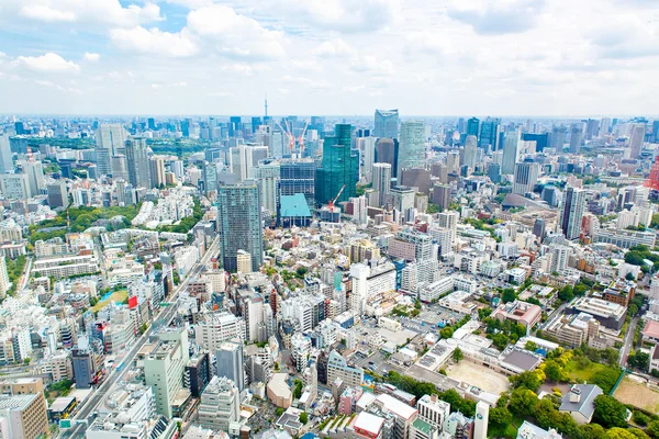 Pohled shora na Tokyo Tower s mrakodrapy v Japonsku — Stock fotografie