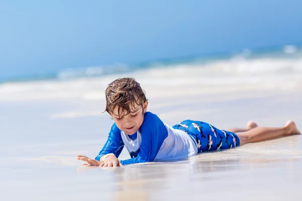 Mały chłopiec blond dziecko zabawy na tropikalnej plaży Jamajka — Zdjęcie stockowe