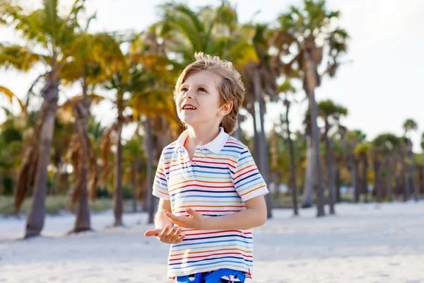 小家伙在热带海滩上玩耍的男孩 — 图库照片