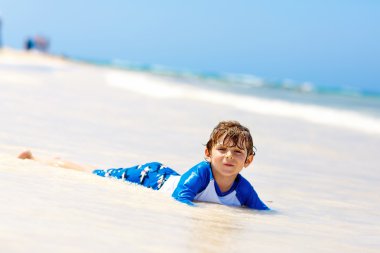 Jamaika tropikal plaj üzerinde eğleniyor küçük sarışın çocuk çocuk