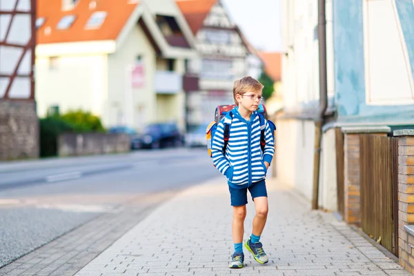 Ragazzino con cartella scolastica sulla strada per la scuola — Foto Stock