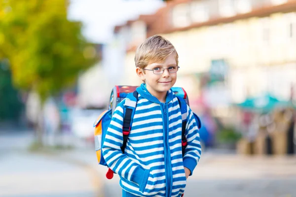 Ragazzino con cartella scolastica sulla strada per la scuola — Foto Stock