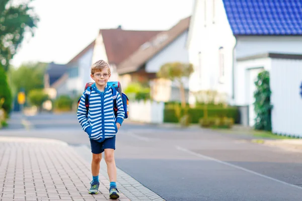 Menino com mochila escolar a caminho da escola — Fotografia de Stock