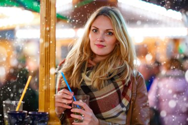 Alman noeli piyasada sıcak panç içiyoruz kadın.