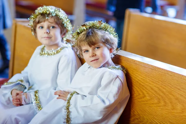 Dois garotinhos jogando um anjo da história de Natal na igreja — Fotografia de Stock