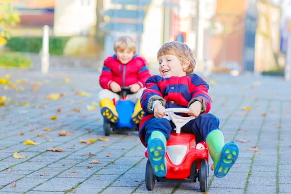 Two little kids boys playing with toy cars, outdoors — Stock Photo, Image