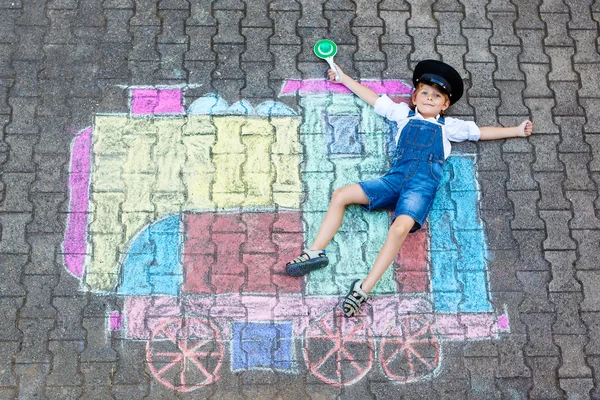 Malý kluk baví s vlakem křídy obrázek — Stock fotografie