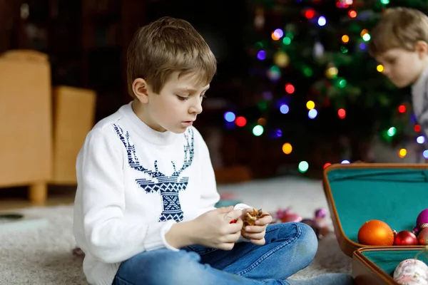 Bellissimo bambino ragazzo e colorati giocattoli di Natale vintage e palle. Bambino decorazione albero di Natale — Foto Stock