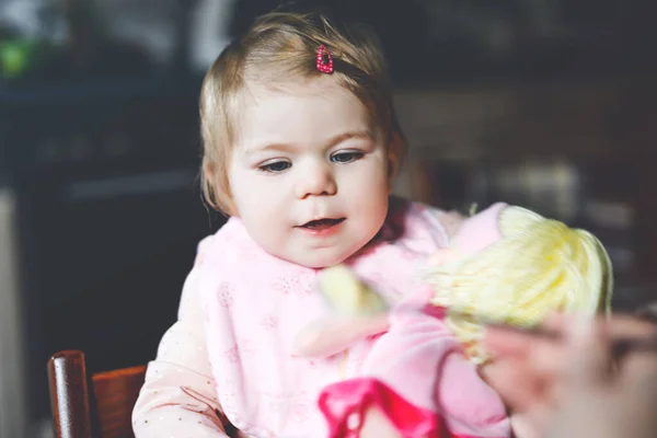 Adorabile bambina che mangia purè di verdure e purè di cucchiaio. cibo, bambino, alimentazione e la gente concetto carino bambino, figlia con cucchiaio seduto nel seggiolone e mangiare a casa. — Foto Stock