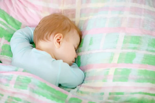Adorable niñita durmiendo en la cama. Tranquilo niño tranquilo soñando durante el sueño del día. Hermoso bebé en la cama de los padres. Dormir juntos concepto. — Foto de Stock