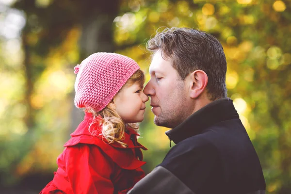 Glad ung far har roligt söt småbarn dotter, familj porträtt tillsammans. Man med vacker liten flicka i höst skog eller park. Pappa med barn utomhus, kramas. Kärlek, band. — Stockfoto