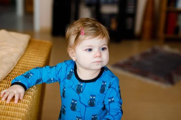 Retrato de pequena menina bonito aprendendo andando e de pé. Menina da criança adorável em casa. Bela criança bebê em roupas casuais — Fotografia de Stock