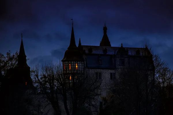Gyönyörű régi történelmi kastély Romrod Hessen, Németország. Kilátás Schloss Romrod éjjel. — Stock Fotó