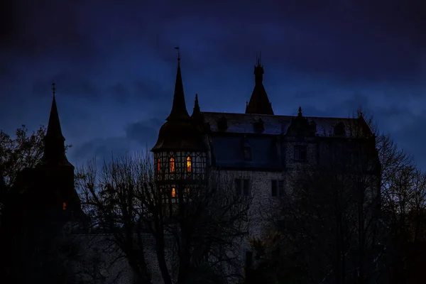 Prachtig oud historisch kasteel Romrod in Hessen, Duitsland. Uitzicht op Schloss Romrod 's nachts. — Stockfoto