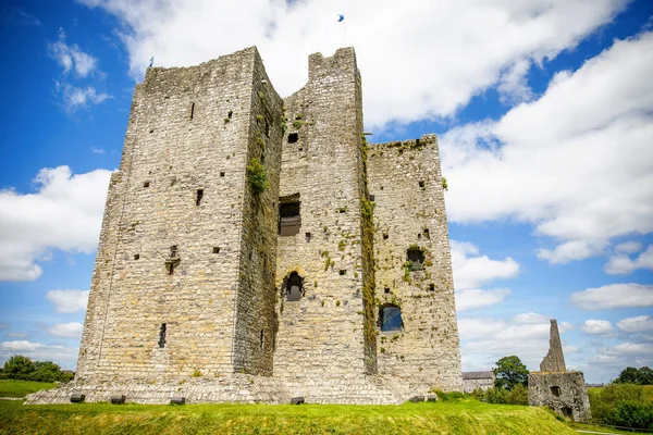 A panorámás kilátás nyílik Trim kastély Megyei Meath a folyó Boyne, Írország. Ez Írország legnagyobb angol-normann kastélya. — Stock Fotó