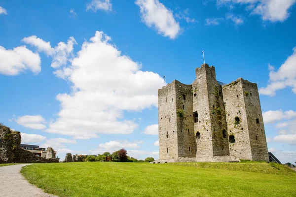 A panorámás kilátás nyílik Trim kastély Megyei Meath a folyó Boyne, Írország. Ez Írország legnagyobb angol-normann kastélya. — Stock Fotó