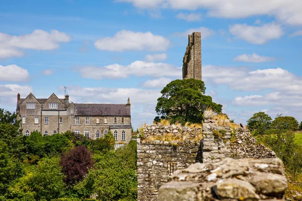 Uma vista panorâmica do castelo de Trim no Condado de Meath, no Rio Boyne, Irlanda. É o maior castelo anglo-normanda da Irlanda — Fotografia de Stock