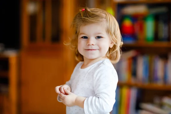 Adorable petite fille mignonne tout-petit jouant à la maison. Bébé enfant heureux et en bonne santé s'amuser avec différents jeux. Portrait de beau bébé — Photo