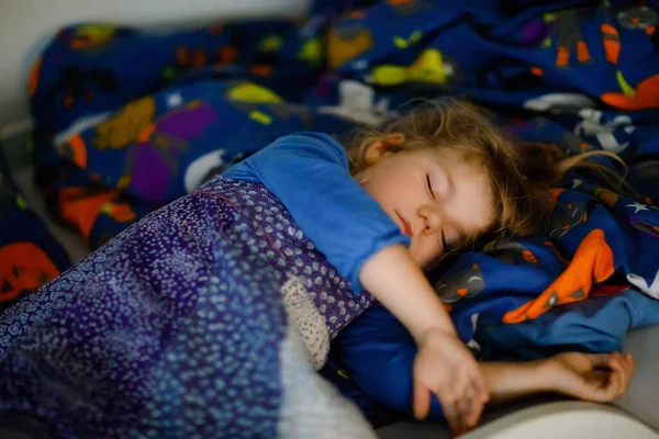 Bonita menina criança dormindo na cama. Adorável bebê criança sonhando, sono saudável de crianças de dia. — Fotografia de Stock