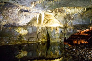 Doğal mermer kemer mağarası yer altında, Fermanagh, Kuzey İrlanda. Birçok film ve dizi için çekim yeri