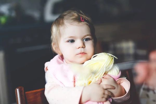 Menina adorável comendo de purê de colher legumes e purê. comida, criança, alimentação e conceito de pessoas-bonito criança, filha com colher sentado em cadeira alta e comer em casa. — Fotografia de Stock