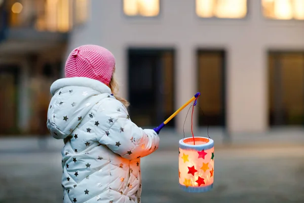 Κοριτσάκι που κρατάει αυτοσχέδια φανάρια με κερί για την πομπή του Αγίου Μαρτίνου. Υγιές χαριτωμένο μικρό παιδί χαρούμενος για τα παιδιά και την οικογενειακή παρέλαση στο νηπιαγωγείο. Γερμανική παράδοση Martinsumzug — Φωτογραφία Αρχείου