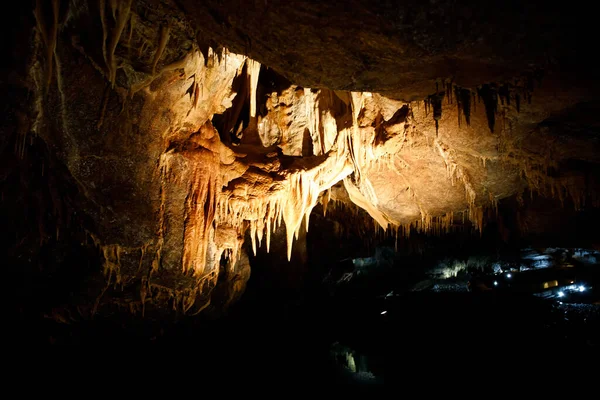 Natürliche Marmorbogenhöhle unter der Erde, Fermanagh, Nordirland. Drehort für viele Filme und Serien — Stockfoto