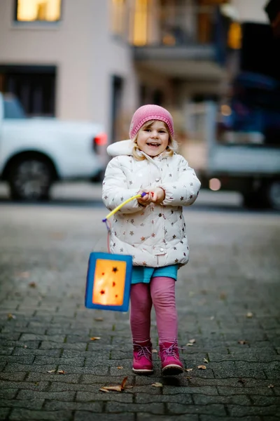 聖マーティンの行列のためにろうそくのついたランタンを持っている小さな子供の女の子。幼稚園での子供や家族のパレードについて幸せな健康なかわいい幼児の子供。ドイツの伝統｜Martinsumzug — ストック写真