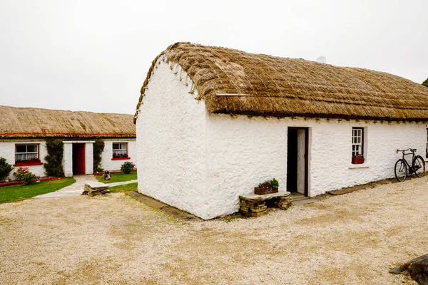 Musée à Glencolumbkille, région du Donegal en Irlande. Anciennes maisons traditionnelles irlandaises. — Photo