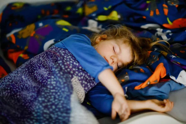 Bonita menina criança dormindo na cama. Adorável bebê criança sonhando, sono saudável de crianças de dia. — Fotografia de Stock