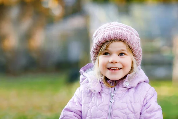 Porträt von entzückenden niedlichen Kleinkind Mädchen von drei Jahren. Wunderschönes Baby mit blonden Haaren, das in die Kamera blickt und lächelt. Glückliches gesundes Kind im Winter stilvolle Kleidung im Freien. — Stockfoto