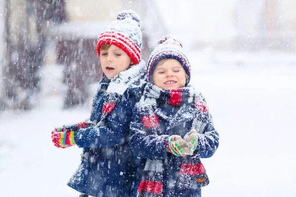 Szczęśliwe dzieci bawiące się śniegiem w zimie — Zdjęcie stockowe