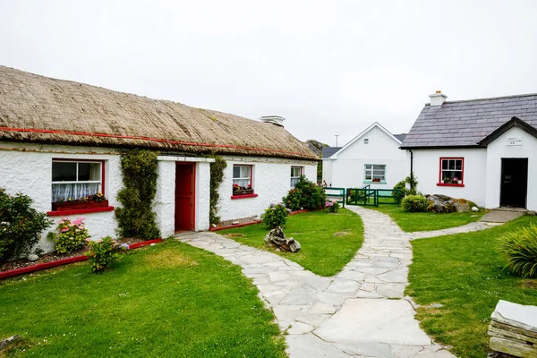 Musée à Glencolumbkille, région du Donegal en Irlande. Anciennes maisons traditionnelles irlandaises. — Photo