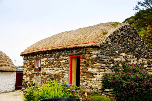Muzeum w Glencolumbkille, region Donegal w Irlandii. Tradycyjne stare irlandzkie domy. — Zdjęcie stockowe